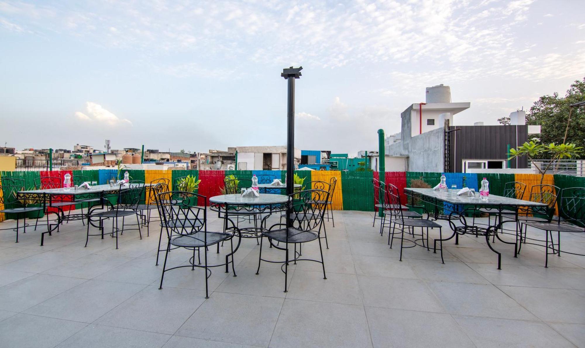 Treebo Paras International Deli Exterior foto