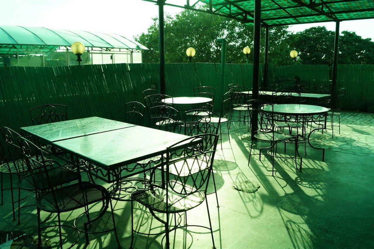 Treebo Paras International Deli Exterior foto